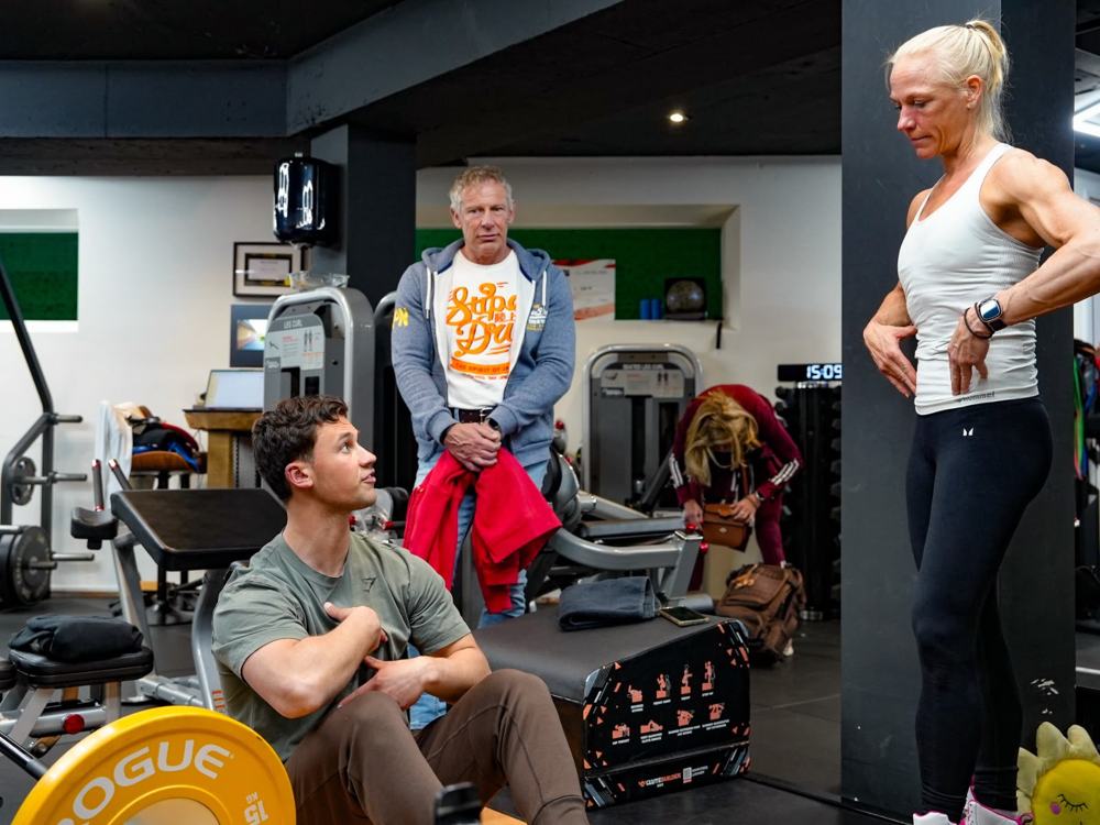 Sem in gesprek met een cliënt in de gym
